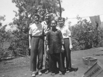 l-r; Phylliss Dolloff, SSgt Robert Thompson, Amamh 'Matilda' and 'Babs' Vatter